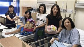 印尼海嘯歷劫歸來　吳敏琪：我要活下去國人吳敏琪（左2）和家人赴印尼萬丹省旅遊遇海嘯受傷後脫困。她說，發生災難時，「我只想要活下去」。（印尼台商提供）中央社記者周永捷雅加達傳真　107年12月24日