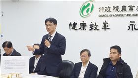 防非洲豬瘟　農委會鼓勵改餵飼料或離牧行政院農業委員會代理主委陳吉仲（立者）24日召開「廚餘養豬戶轉用飼料及退場輔導方案」記者會，宣布為讓非洲豬瘟防疫沒破口，明年1月2日到3月底，開放2045戶餵廚餘的養豬戶申請改餵飼料或離牧補助，最多花新台幣20億元。中央社記者楊淑閔攝　107年12月24日