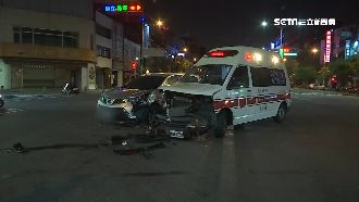 救護車對撞休旅車　女騎士路過再撞警