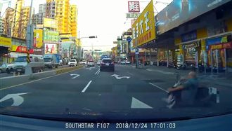 翁無差別右轉　挨撞跌坐輪下險遭爆頭