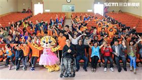 市長夫人贈盲童花博立體繪本（台中市政府）