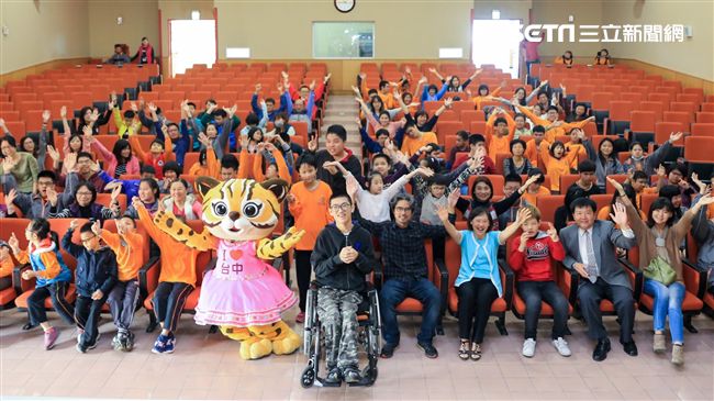 台中市長夫人訪盲童　贈花博立體繪本