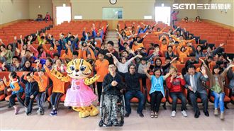 台中市長夫人訪盲童　贈花博立體繪本