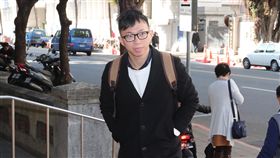 魏揚出庭（1）台灣高等法院18日審理太陽花學運「323攻占行政院」案，被告魏揚（前）等人出庭應訊。中央社記者吳家昇攝  107年12月18日