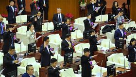台北市議員宣誓就職台北市議會第13屆議員宣誓就職典禮25日在台北市議會2樓議事廳舉行，當選的市議員在宣誓後就任。中央社記者王飛華攝  107年12月25日