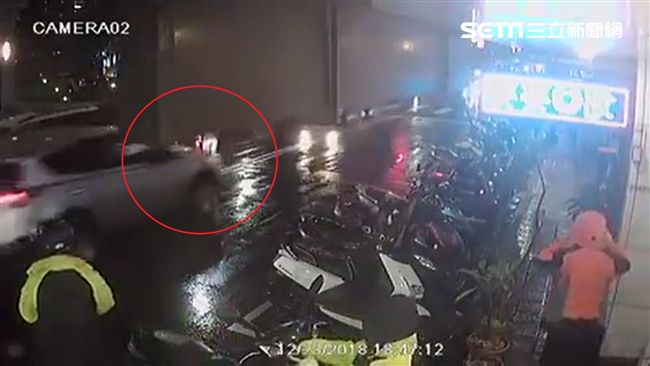 女過馬路遭撞險遭輾　撞人駕駛竟肇逃