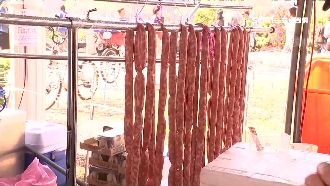 韓就職攤商賺！香腸老闆烤到手起水泡