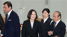 蔡英文蘇嘉全出席醫療科技展「2018台灣醫療科技展」29日在南港展覽館舉行，總統蔡英文（左2）、前立法院長王金平（右）、立法院長蘇嘉全（左）出席開幕式。中央社記者鄭傑文攝　107年11月29日