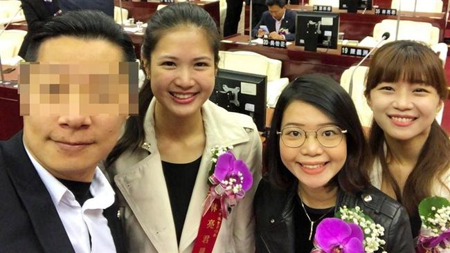 林昶佐與3美女議員自拍　竟上馬賽克