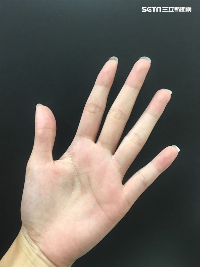 把左手攤開、手背翻過來看看,或許就能找到命理老師江柏樂所說的「富貴窩」