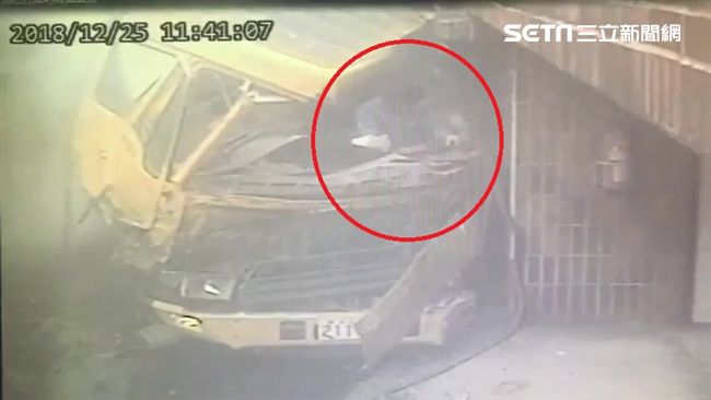 疑剎車失靈撞工廠　駕駛夾困車內骨折