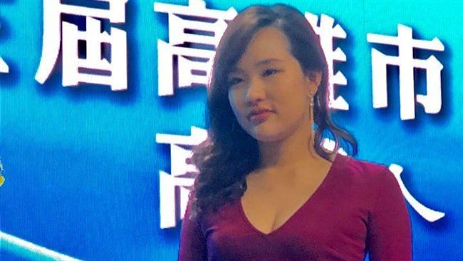 韓冰穿旗袍露深溝　網：寧看歐陽姊妹