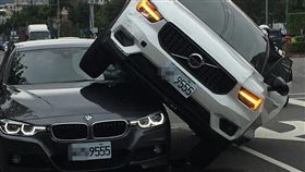 土城9555王之爭！VOLVO硬騎BMW（圖／翻攝自爆廢公社）