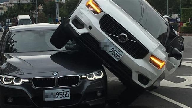 孽緣？BMW遭硬騎　網：亮點在車牌