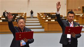 雲林縣議長副議長宣誓就職雲林縣議會第19屆議員25日宣誓就職，議長、副議長由國民黨籍沈宗隆（左）、民進黨籍蘇俊豪（右）當選連任。圖為宣誓就職。中央社記者葉子綱攝  107年12月25日