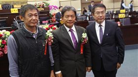 黃偉哲：台南府會要合作台南市議會25日選出新任議長郭信良（中）、副議長林炳利（左），台南市長黃偉哲（右）到場致意，並說台南府會要合作。中央社記者張榮祥台南攝  107年12月25日