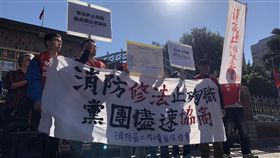 消防員呼籲儘速協商修改消防法消防員工作權益促進會20日在立法院前舉行記者會，有鑒於桃園敬鵬大火6名消防員殉職，提出修改「災害防救法」、「消防法」等訴求，防止悲劇再度發生。中央社記者王飛華攝  107年12月20日