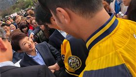 ▲台中市長盧秀燕贈送谷關空氣給中信兄弟球員。（圖／翻攝自兄弟Fans Club臉書）