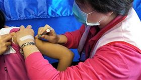公費HPV疫苗基隆搶頭香　耶誕節開打國健署宣布，可預防子宮頸癌的公費HPV疫苗，25日在基隆成功國中正式施打。（國健署提供）中央社記者張茗喧傳真　107年12月25日