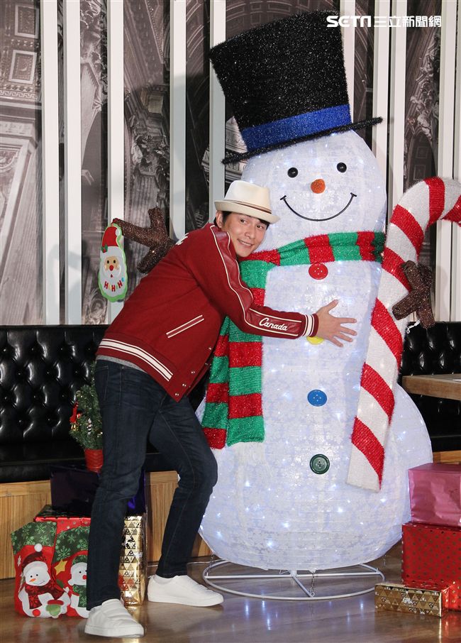 孫協志聖誕傳善，用『守候，一光年』的時間，擔任公益大使，陪伴弱勢兒童製作薑餅屋，圓孩子的耶誕夢。（記者邱榮吉/攝影）