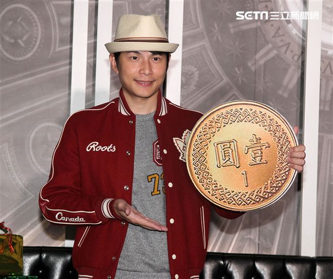 孫協志聖誕傳善，用『守候，一光年』的時間，擔任公益大使，陪伴弱勢兒童製作薑餅屋，圓孩子的耶誕夢。（記者邱榮吉/攝影）