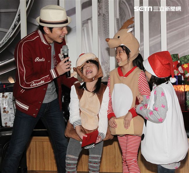 孫協志聖誕傳善，用『守候，一光年』的時間，擔任公益大使，陪伴弱勢兒童製作薑餅屋，圓孩子的耶誕夢。（記者邱榮吉/攝影）