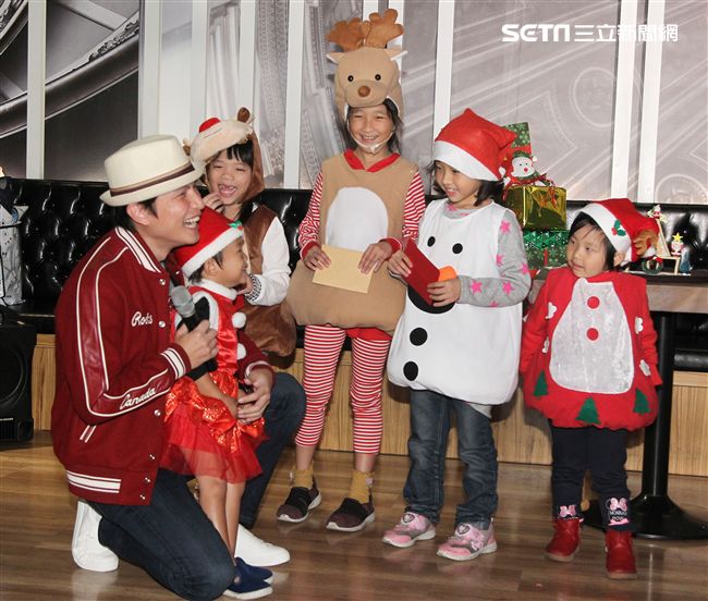 孫協志聖誕傳善，用『守候，一光年』的時間，擔任公益大使，陪伴弱勢兒童製作薑餅屋，圓孩子的耶誕夢。（記者邱榮吉/攝影）
