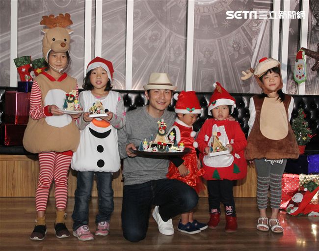 孫協志聖誕傳善，用『守候，一光年』的時間，擔任公益大使，陪伴弱勢兒童製作薑餅屋，圓孩子的耶誕夢。（記者邱榮吉/攝影）