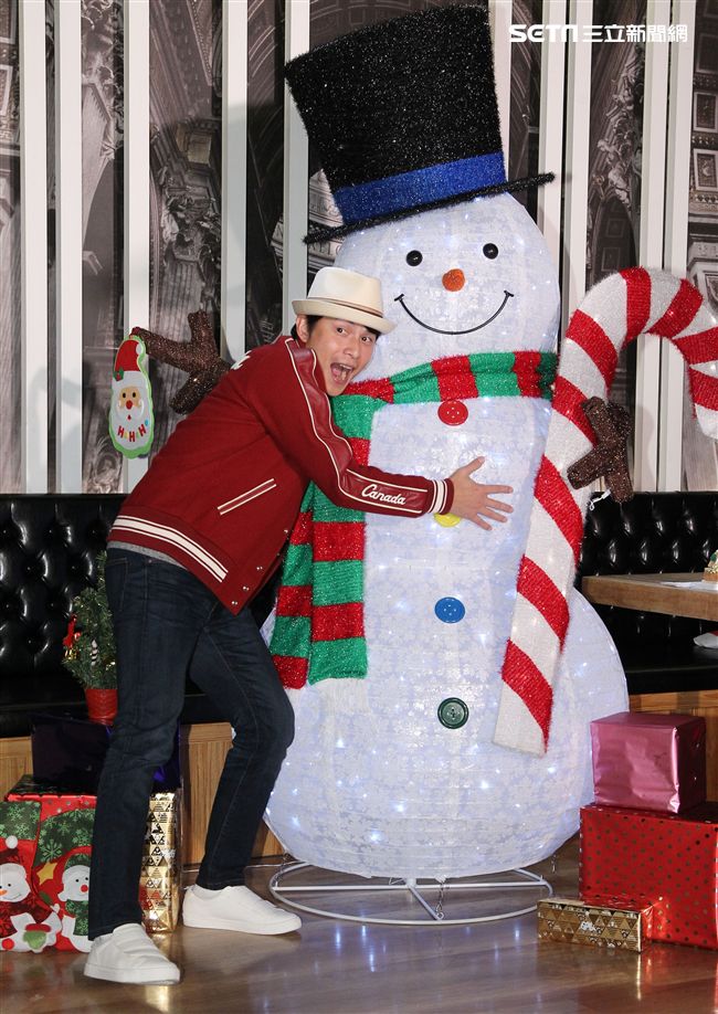 孫協志聖誕傳善，用『守候，一光年』的時間，擔任公益大使，陪伴弱勢兒童製作薑餅屋，圓孩子的耶誕夢。（記者邱榮吉/攝影）