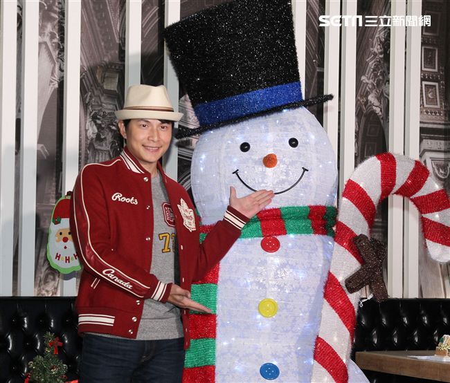 孫協志聖誕傳善，用『守候，一光年』的時間，擔任公益大使，陪伴弱勢兒童製作薑餅屋，圓孩子的耶誕夢。（記者邱榮吉/攝影）