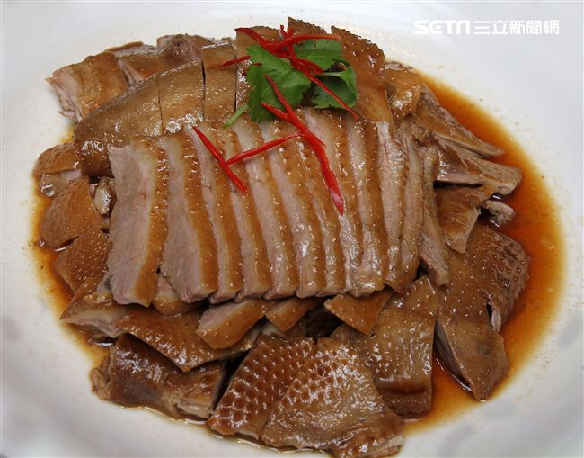 潮州滷水鵝及拼盤嚐起來鮮味十足，醬香濃郁，口感厚重。（記者邱榮吉/攝影）