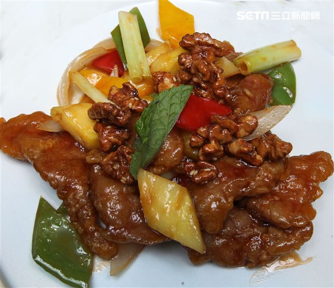 琥珀咕嚕黑毛豬。（記者邱榮吉/攝影）