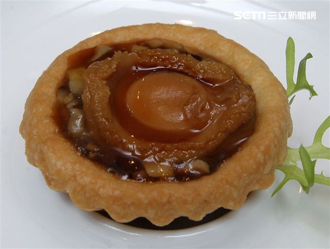 酥皮鮑魚盞。（記者邱榮吉/攝影）