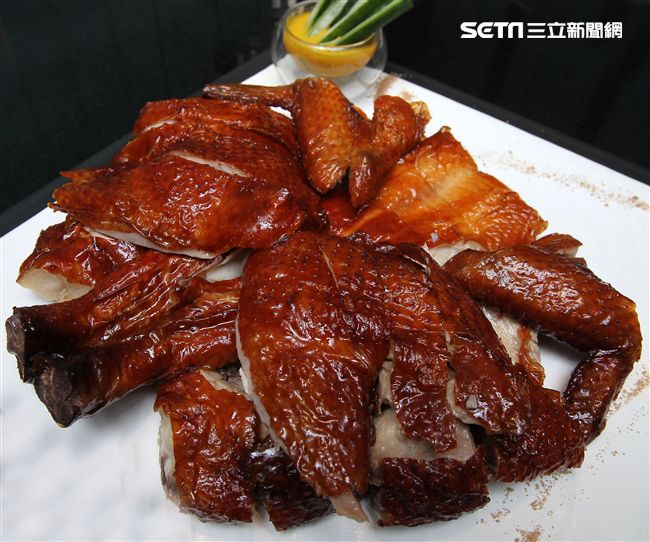 脆皮炸子雞。（記者邱榮吉/攝影）