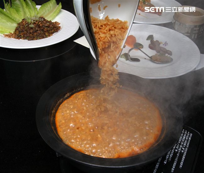 龍蝦湯泡飯。（記者邱榮吉/攝影）