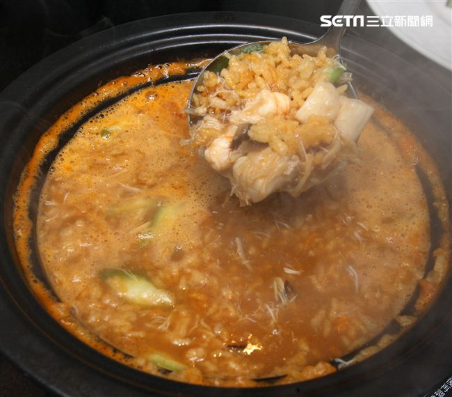 龍蝦湯泡飯。（記者邱榮吉/攝影）