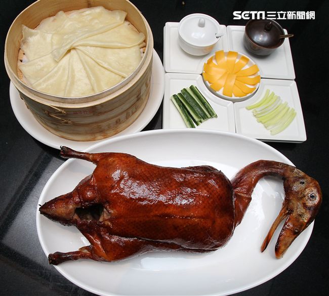 「京式片皮鴨二吃」，以酥脆鴨皮為主，皮下保留少許鴨肉，吃來相當可口，色香味俱足。（記者邱榮吉/攝影）