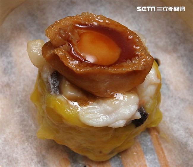 酥皮鮑魚盞。（記者邱榮吉/攝影）