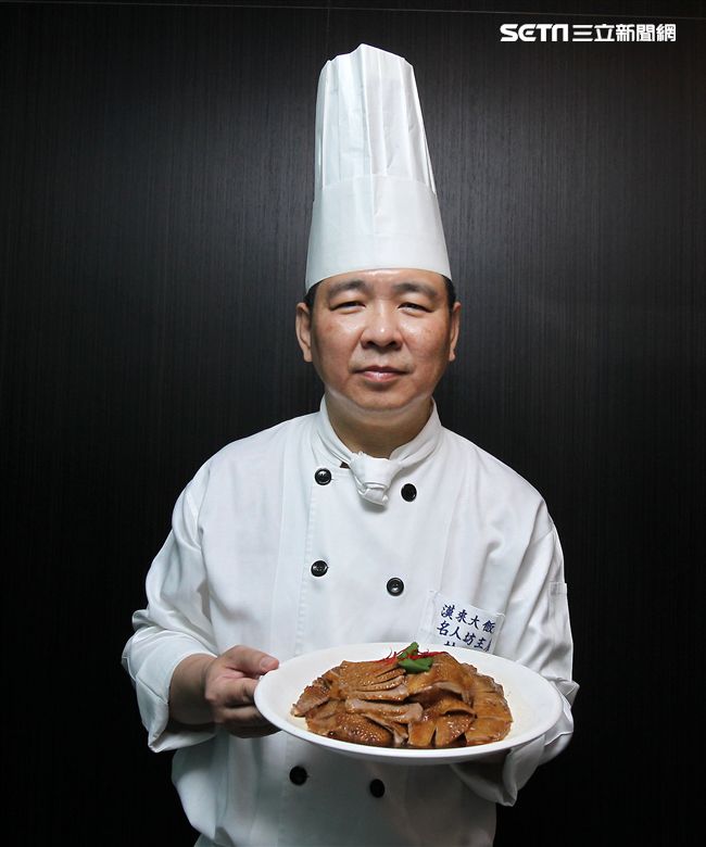 店長林凱是守護香港正宗粵菜在台灣飄香的掌門人。（記者邱榮吉/攝影）