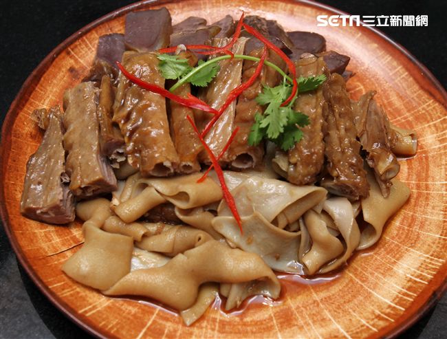 潮州滷水鵝及拼盤嚐起來鮮味十足，醬香濃郁，口感厚重。（記者邱榮吉/攝影）