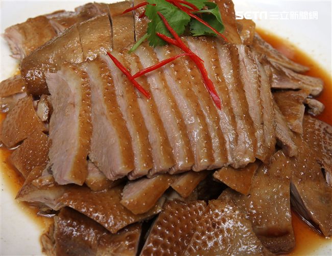 潮州滷水鵝及拼盤嚐起來鮮味十足，醬香濃郁，口感厚重。（記者邱榮吉/攝影）