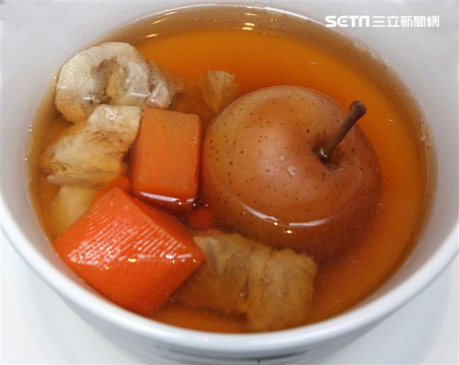 幸福煲湯「梨山蜜蘋果燉豬軟骨」，採用季節限定的珍貴食材梨山蜜蘋果入菜。（記者邱榮吉/攝影）