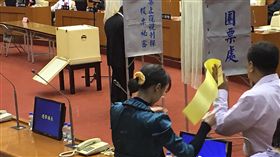 屏東正副議長選舉順利屏東縣25日的議長、副議長投票採記名投票，過程平和，一輪決勝負，國民黨籍周典論以34票連任議長，新加入國民黨的盧文瑞以36票獲選為副議長。中央社記者郭芷瑄攝　107年12月25日