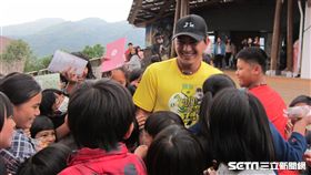 ▲林子偉在部落小學受到熱烈觀迎。（圖／記者蕭保祥攝影）
