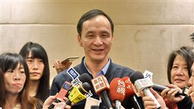 朱立倫：總統選舉國民黨唯有民意才能勝選新北市長朱立倫（中）11日主持市政會議後受訪表示，國民黨對於2020年總統選舉的提名，只有民意才可作為人選的依據，國民黨只有努力爭取最多民意的支持，才有勝選的機會。（新北市府提供）中央社記者黃旭昇新北傳真　107年12月11日