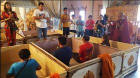 ▲泰國寺廟舉行「躺棺儀式」迎新年（圖／翻攝自泰國網臉書）