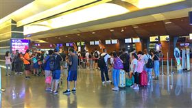 颱風雲雀侵襲日本　部分飛日航班受影響（1）颱風雲雀登陸日本，台灣民眾常去的東京、大阪都受到影響，桃園國際機場部分出入境班機也更改時間。中央社記者吳睿騏桃園機場攝　107年7月29日