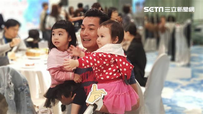 伊正忙使壞！女兒「久未見爸」不給抱