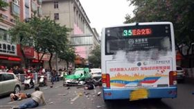 男持「染血西瓜刀」劫公車　爆衝4車釀8死（圖／翻攝自FM1007福建交通廣播）