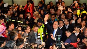 員工熱情歡送朱立倫　卸任新北市長的朱立倫（藍色領帶者），正式開始邁向角逐總統選舉黨內提名之路，25日充分感受到歡送過程中市府員工們的熱情，也感謝大家一路支持。中央社記者黃旭昇新北市攝　107年12月25日